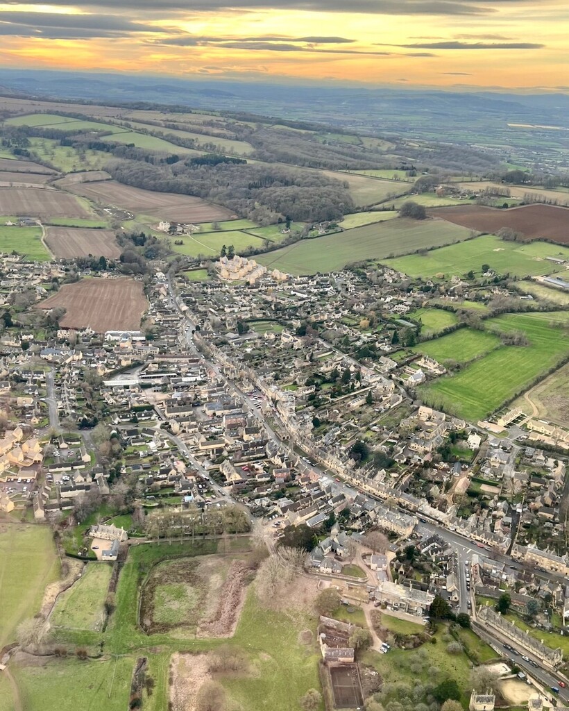 Campden is the perfect place to discover some incredible local shops and businesses. Our High Street, pictured here by @thecotswoldpilot earlier this afternoon, offers a fantastic Cotswold shopping experience.

#chippingcampden #visitchippingcampden #cot… instagr.am/p/CoA2HdrouOA/