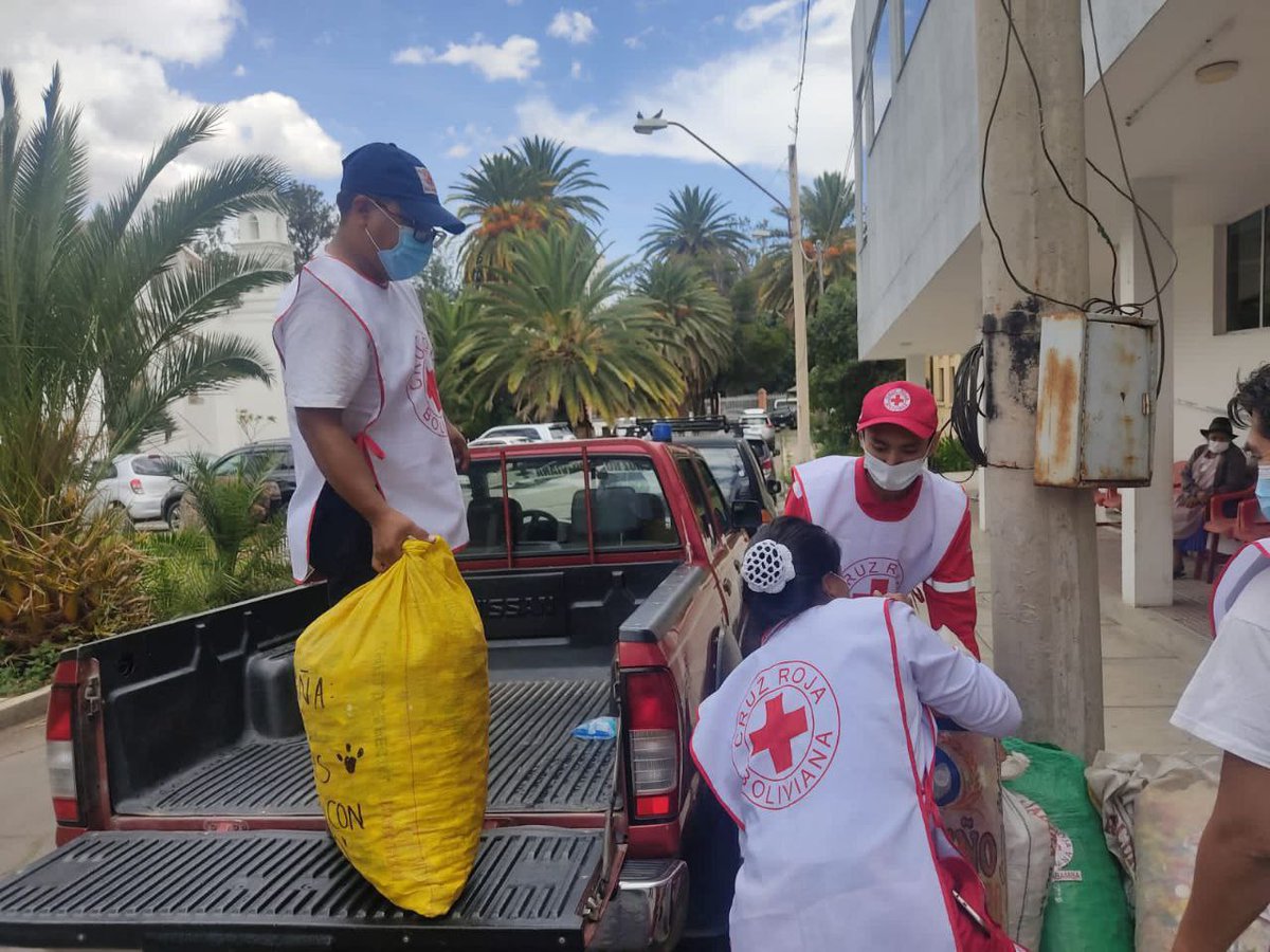 CruzRojaCbba's tweet photo. El miércoles, nuestros voluntarios entregaron tapitas a la Asociación de padres de niños con cáncer de Cochabamba 🎗.

Nuestra filial departamental es un punto de acopio.

Tú puedes ayudar a los niños con cáncer 😃. 

#AmigosDelOncologico 
#CruzRojaBolivianaFilialCochabamba https://t.co/J2wsVVoe7T