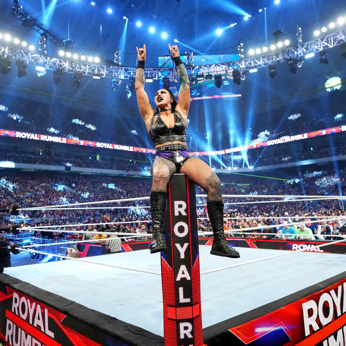RheaRipley_WWE's tweet photo. BELL TO F’N BELL! 
#RoyalRumble ⚖️ https://t.co/f7gxqUkppg