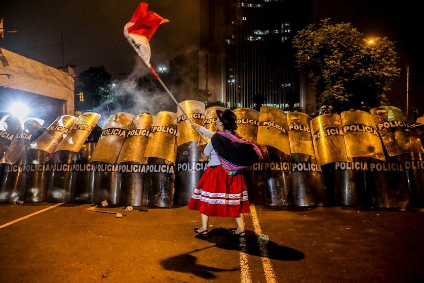 soy micaela catari
y llevo en la sangre el dolor de mi pueblo
y refleja mi rostro mil rostros de angustia,
mas no me avergüenza 
que tenga mi carne el color de la tierra,
tierra de sangre y pena 
que me duele, que nos quitan...

-María Emilia Cornejo-