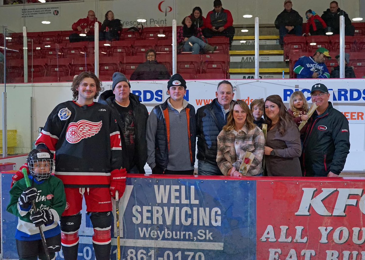 weyburnredwings's tweet photo. What a great weekend celebrating the parents and billets who make Red Wings hockey possible.

Big thanks to @portrayedbypw on Instagram for taking our photos!

#SJHL #WeyburnRedWings https://t.co/m5iJy1EatA