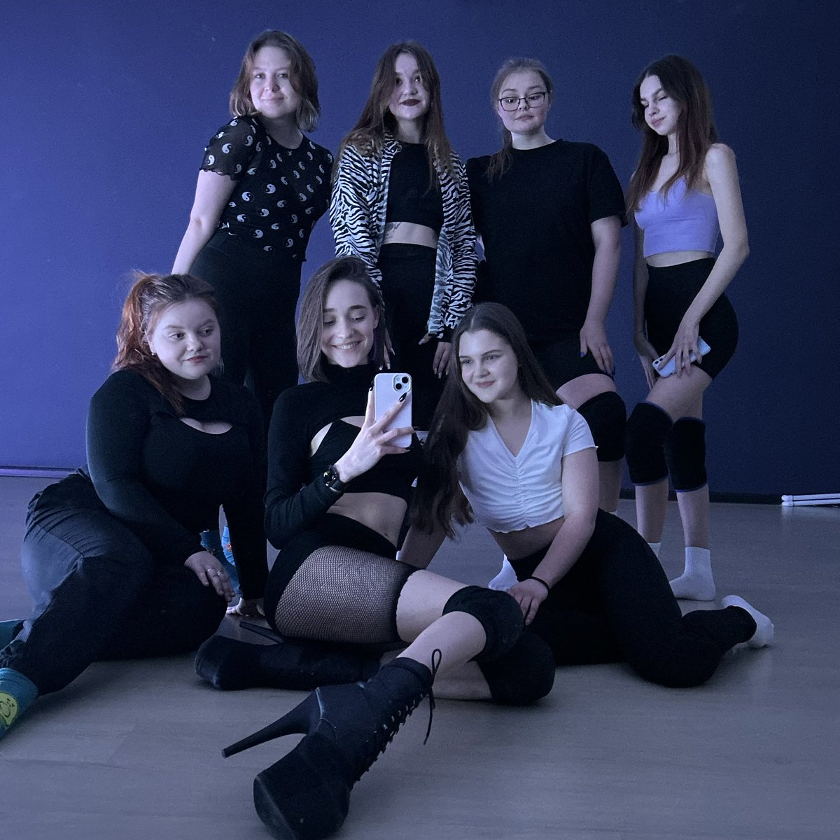 котята привет у меня всё хорошо
теперь я преподаватель по стрипу, сегодня у меня было первое занятие в моей первое группе!!!

это ахуенно🥹
как вы???
