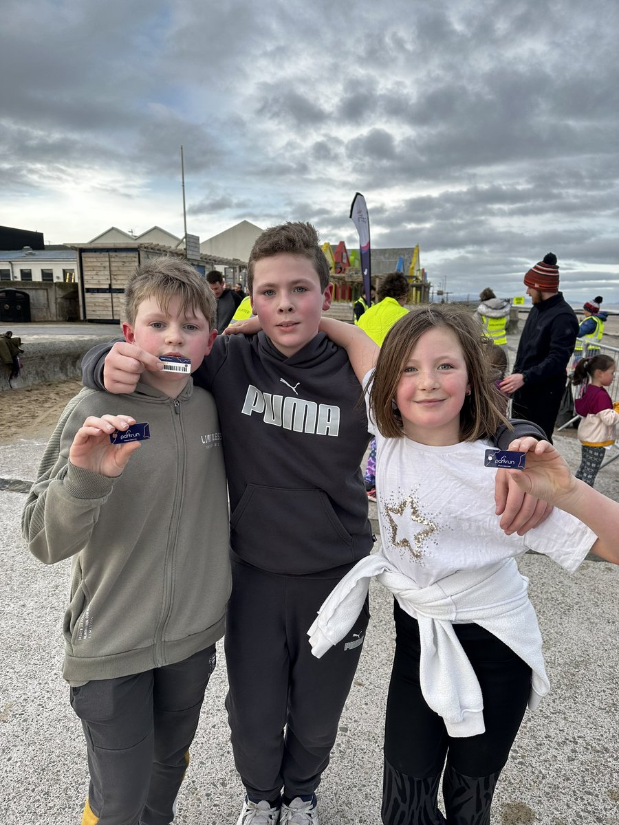 r22wyn's tweet photo. Elis, Thomas and Lucie wedi rheddeg Preststyn Park Run heddiw. Sessiwn gwych ac ymdrech ardderchog. Da iawn.
*
Elis, Thomas and Lucie running the Preststyn Park Run today. Awesome session and and amazing effort. Well done! @addgorffygc @YsgolDewiSant @juniorparkrunUK https://t.co/gtlAQ1LN3J