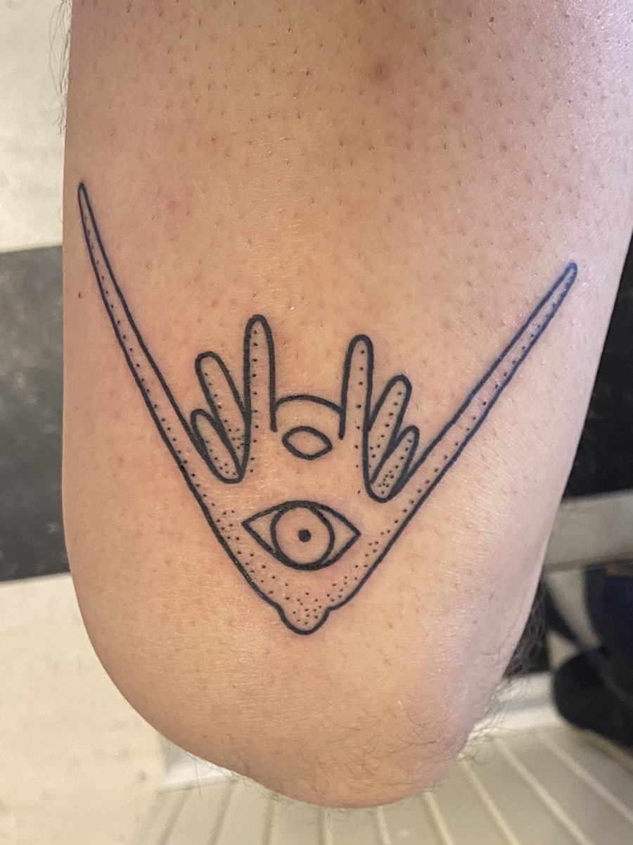My love of larvae is forever! Got a “plute-eye” tattoo for my first tat. “Larvknee” are on the way. #tattoo #larvae <a href="/LarvalLab/">Shawn Arellano</a>