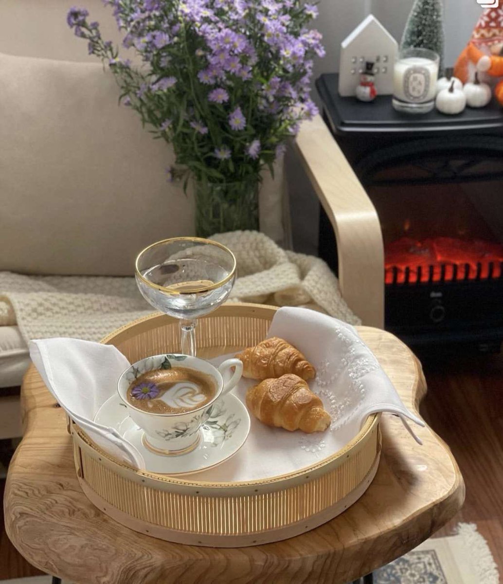 تُفنىٰ الوجوهُ وإن كانَت مُزيّنــةً
وزينــةُ الروحِ لا تأتي من الكُحلِ 😴💜
#مساء_الخير_والسعاده 
#Viola_Wrd