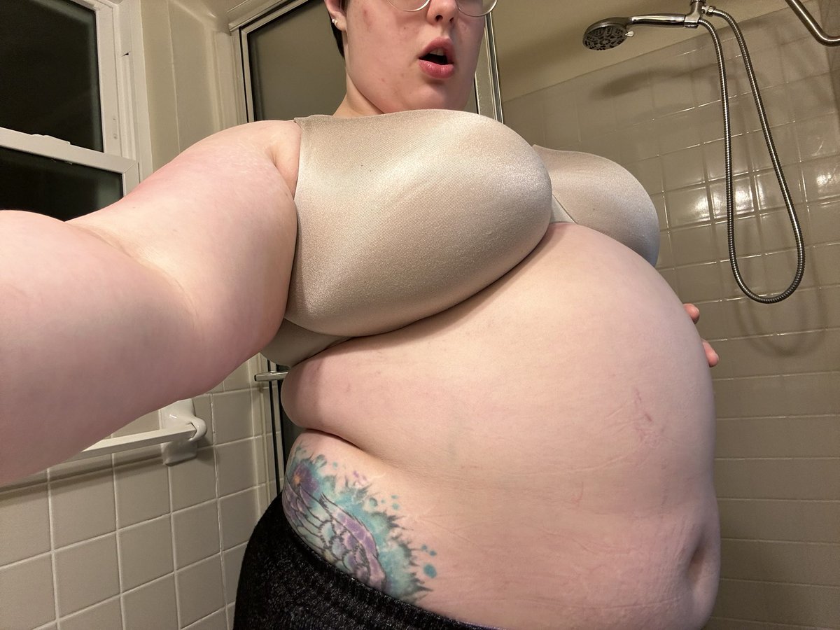 GumGumTum's tweet photo. Oooh I was so full and high last night I don’t remember taking this photo lol https://t.co/pkXVVSQCxy