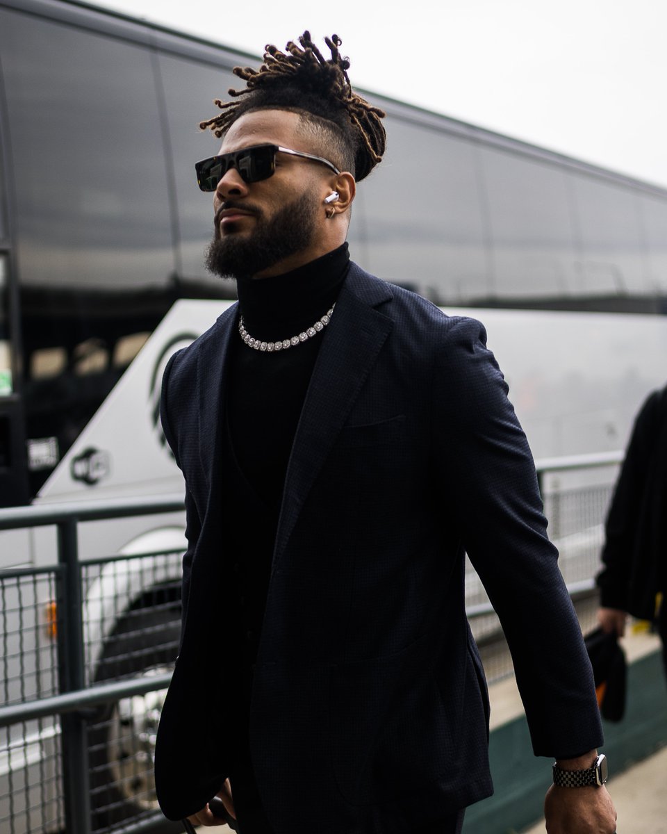 NFL's tweet photo. The @49ers defensive duo checking in 😤

@nbsmallerbear | @fred_warner 

📺: #SFvsPHI -- 3pm ET on FOX
📱: Stream on NFL+ https://t.co/vxX4G4EE3H