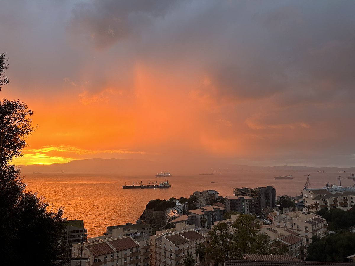 lesleylouise's tweet photo. And another #glorioussunset #Gibraltar https://t.co/dk8PAI9CO0