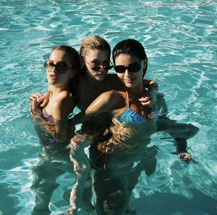tinaherreraa's tweet photo. Com as gatinhas!!
@JOLI3BABY 
@AM3LIAHH 
@Kash__Mcgrath https://t.co/BnrL1bnpxb