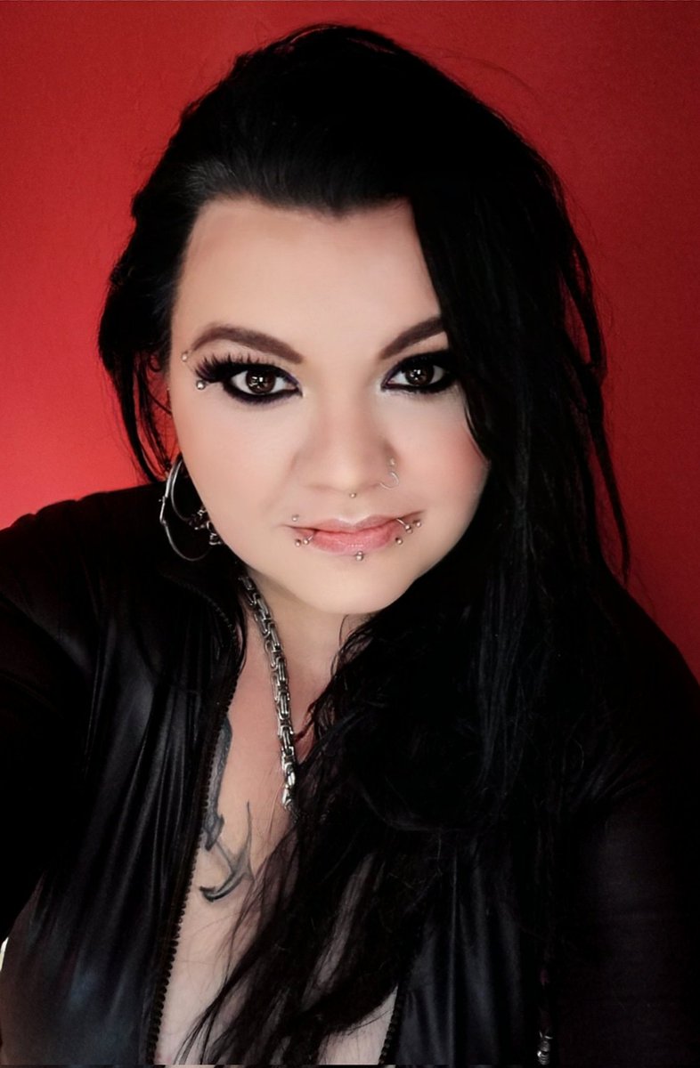 Sachsenladyyyy's tweet image. Schau mir in die Augen kleines..... 😅
Es heißt doch immer die Augen sind das Fenster zur Seele.... Was seht ihr?? 😂

Was meint ihr?? Ich finde das Bild hat was...

#darksexyeyes #rt #curvystyles #CurvyLady #sexycurvy #inkedandpierced #leatherlovers #bespecial #likeme