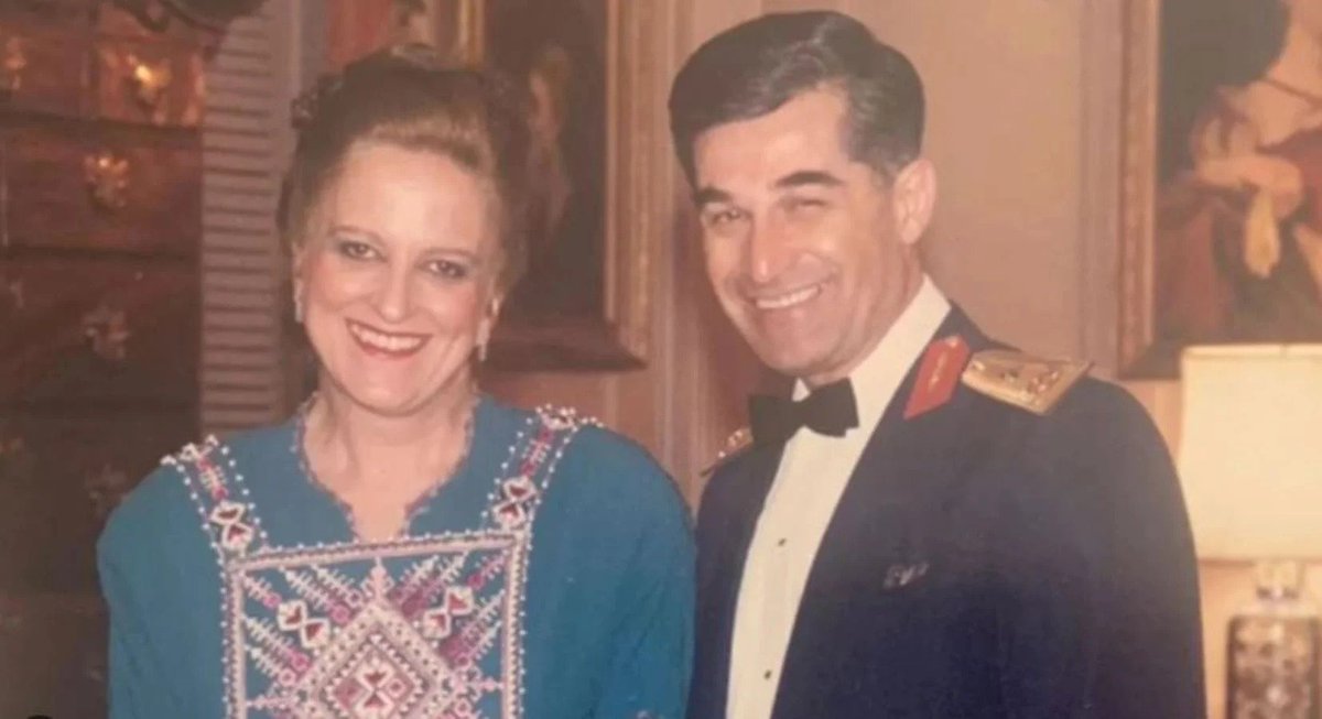 Evet şiirdeki gibi; gözlerinden akan yaşlara rağmen Tuna Albay yine dikti... Sadece eşini değil, diğer silah arkadaşlarını da unutmama ve unutturmamaya kararlıydı.

Bizler de onları unutmayalım ve unutturmayalım, olur mu?!

Mekânın cennet olsun Vural Paşam.