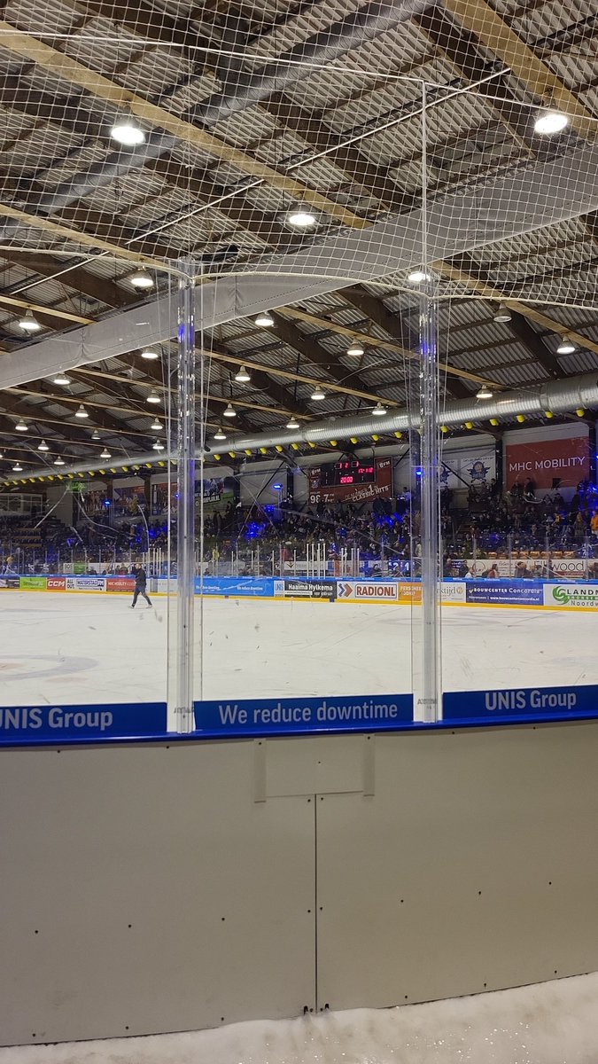 2de periode zit erop, #unisflyers heeft een lichte overhand op het ijs maar toch weten de belgische bulldogs te scoren 1-1 is de stand. Nog 1 keer knallen voor The #unisflyers #ultras #IceHockey