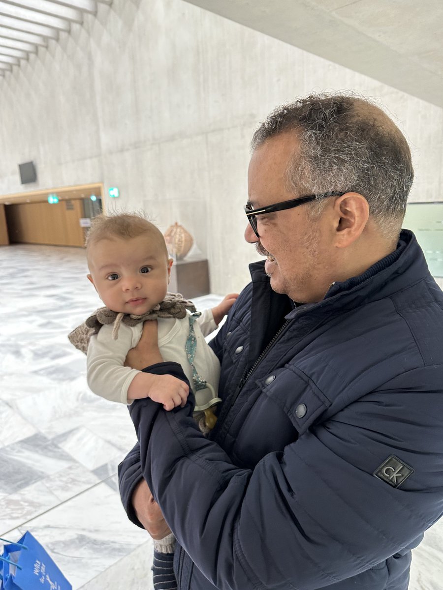 New friends 🥰🌐

@DrTedros not only launches the @WHO youth council but also spends time with the next generation! 👶🏽

@HauerslevMarie #WHOYC #EB152