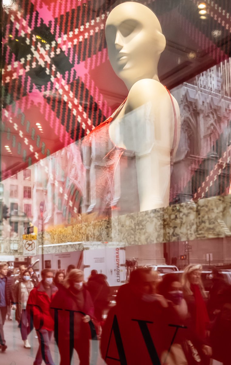 MsWondergraph's tweet photo. The busy streets of #NewYork are full of people rushing to their next destination; they are the countless individuals who make up this great city. It's a reminder that even amidst all our rushing around, we are not alone. #photography https://t.co/QdE3b5pfzj