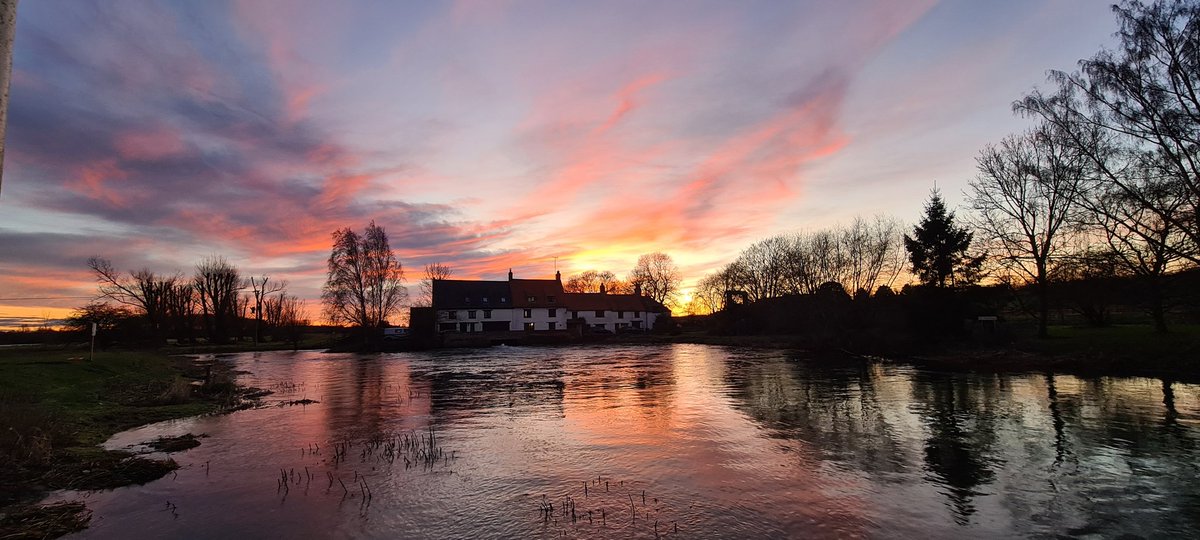 What a beautiful end to the day #SundaySunset in #Northamptonshire @NNweather @NNskies #millpond #HardwaterMill #reflections #RiverNene @_NeneValley #redsky @itvweather #amateurphotographer #millhouse