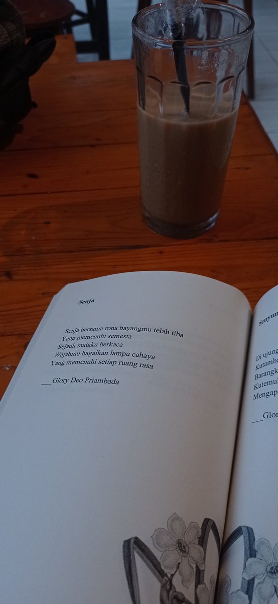 gloiredeo's tweet photo. #senja #puisi #kumpulanpuisi #buku #bukupuisi #antologipuisi #sastra #WritingCommunity #poem #poetry #menyemaibungadiladangmu https://t.co/TOo0ZNNiIk