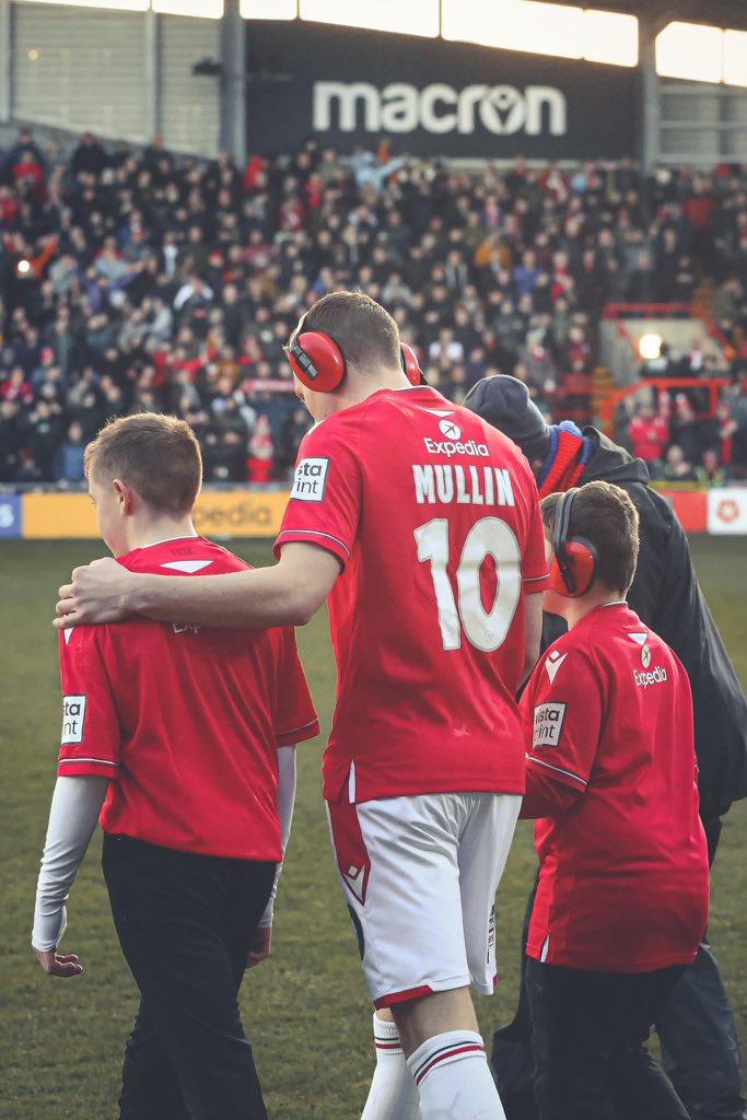 MenInBlazers's tweet photo. Wrexham striker Paul Mullin and a young fan wear noise-canceling headphones before Sunday's FA Cup match against Sheffield United. Mullin recently confirmed his son was diagnosed with autism. Noise-canceling headphones can help those with autism deal with auditory sensitivity. ❤️ https://t.co/0RjqT8cUUp