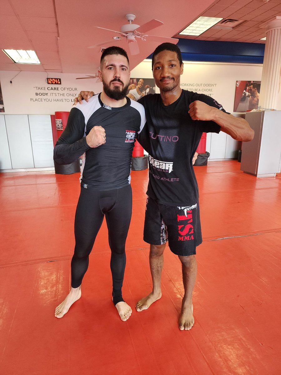 BCuttinoTSMA's tweet image. Great day of sparring today! I'm feeling on point 🔪 and we still have 3 weeks to go 🥊. I can’t wait to show out #Feb18th #BoundForGlory #OnesToWatch #WeTheOnes