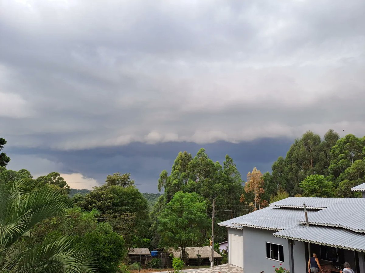 Piter_Scheuer's tweet photo. Tempestades convectivas se propagam  entre o Norte do RS, SC e PR provocando chuva forte, trovoada, granizo e fortes rajadas de vento. Essa situação do tempo é favorecida pela aproximação de um cavado e uma frente fria em superfície além do calor em combinação com a alta umidade. https://t.co/v2vmayNPBr