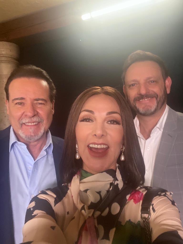 OliviaCollinsMX's tweet image. Felices de que nuestros pecado pronto saldrán a la luz #CesarEvora @fastlicht 🤭 ¡Estrenamos mañana @PerdNPecadosOf! 📺🍿⭐️🎬 6:30 pm por @Canal_Estrellas 

#OliviaCollins #telenovela #estreno #television #tv #televisa #perdonanuestrospecados #conlasestrellas #canalestrellas