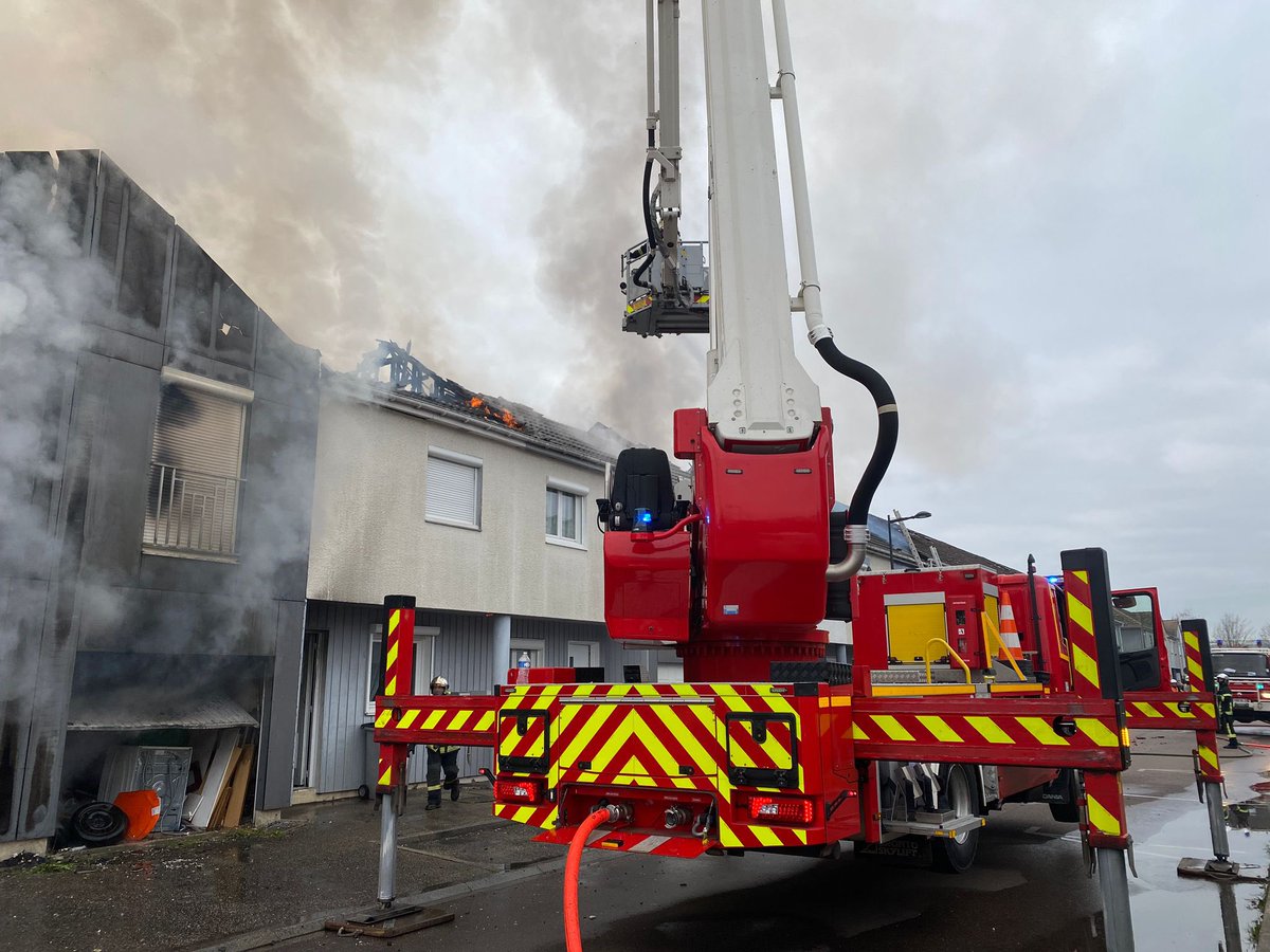 <a href="/LehongrePascal/">Pascal Lehongre</a> Président du #casdis salue l’engagement des 52 #sapeurpompier qui, après plus de 5h30 de lutte, ont réussi à éteindre l’incendie qui a détruit six habitations à <a href="/valdereuil_info/">Val-de-Reuil</a> . Ils ont sauvé 6 maisons et procédé à l’ évacuations de 19 riverains. Merci à tous