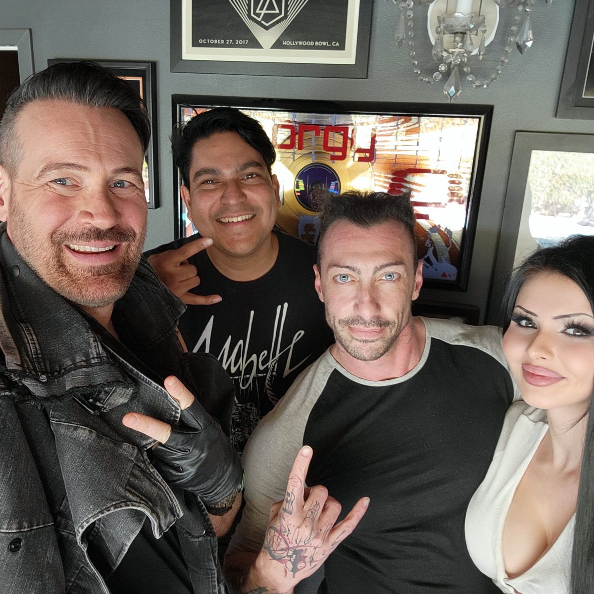 MixbusTv's tweet photo. Music stuff in the making
#producer #musicbusiness #mixbustv #ryanshuck #bellakelly #STARS https://t.co/KixLD48qjL