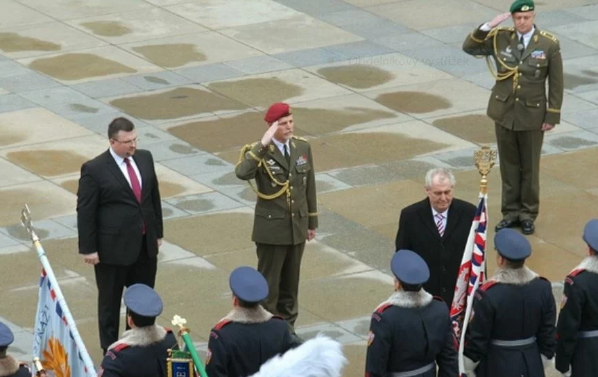 Kdo by si to byl před deseti lety řekl. 
(Inaugurace prezidenta Miloše Zemana 8. března 2013 v Praze, foto mocr.army.cz)