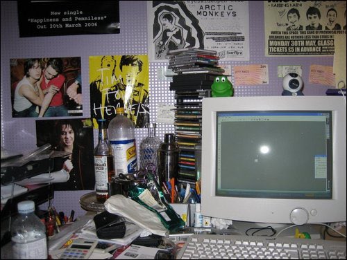 zanyzaz's tweet photo. Bedroom throwback #nme #packardbell #tippex #captainmorgans #logitechwebcam #mintviscounts #imhipimwithit https://t.co/q5WDvNCcHx