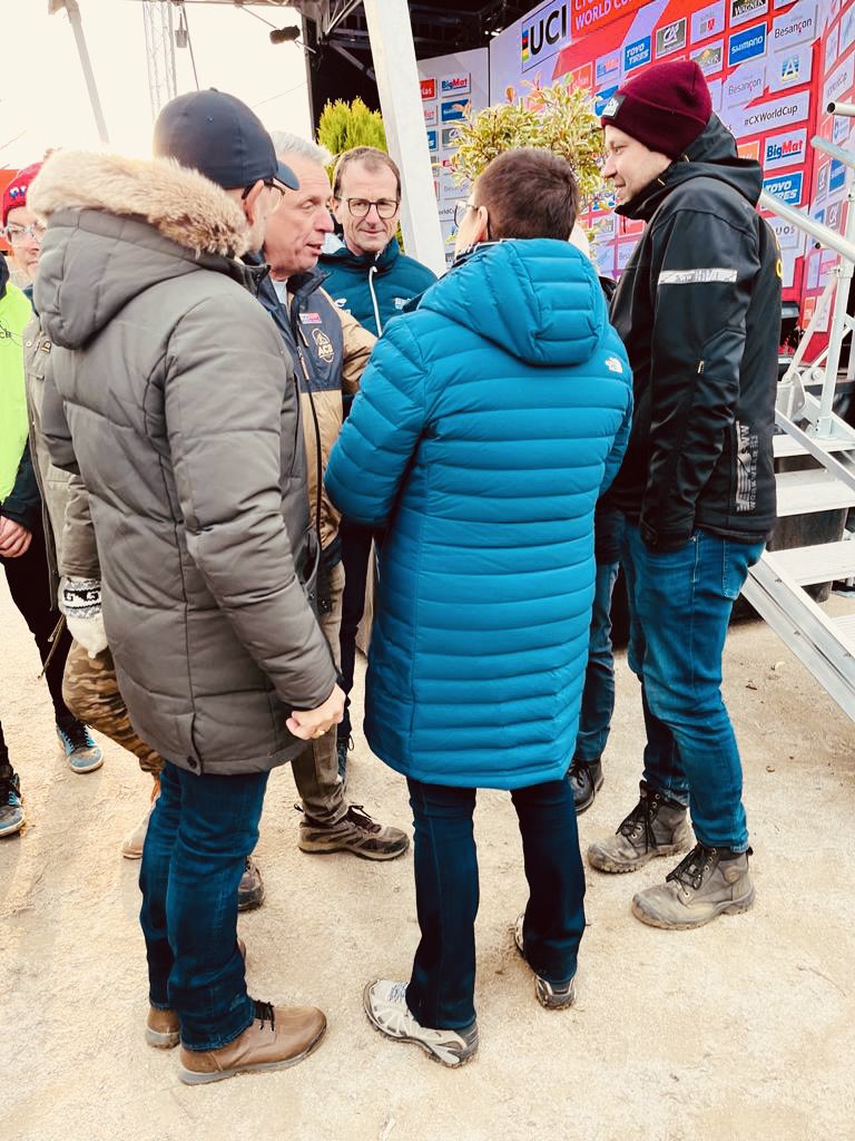 FAGAUT1's tweet photo. Un spectacle sportif de haut niveau assuré par les bénévoles de l’amicale cycliste de Besancon…un un grand vainqueur pour cette manche de coupe du monde de cyclo-cross Mathieu Vanderpoel https://t.co/XRHKDDcWar
