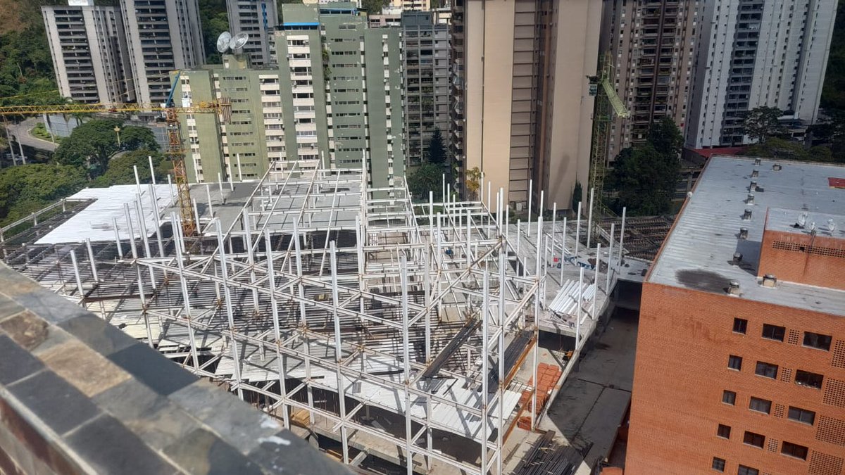 minervadelia's tweet image. Asi se ve el #enchufateconTraki @eliasayegh @ElHatillo @omarnowak que asfixia a algunos edificios y la entrada a El Cigarral. Alcanza la altura de hasta 12 pisos, no respeto linderos, esta pegado al HS. Demaciado para una urbanización. Se le pasó la mano a la alcaldia