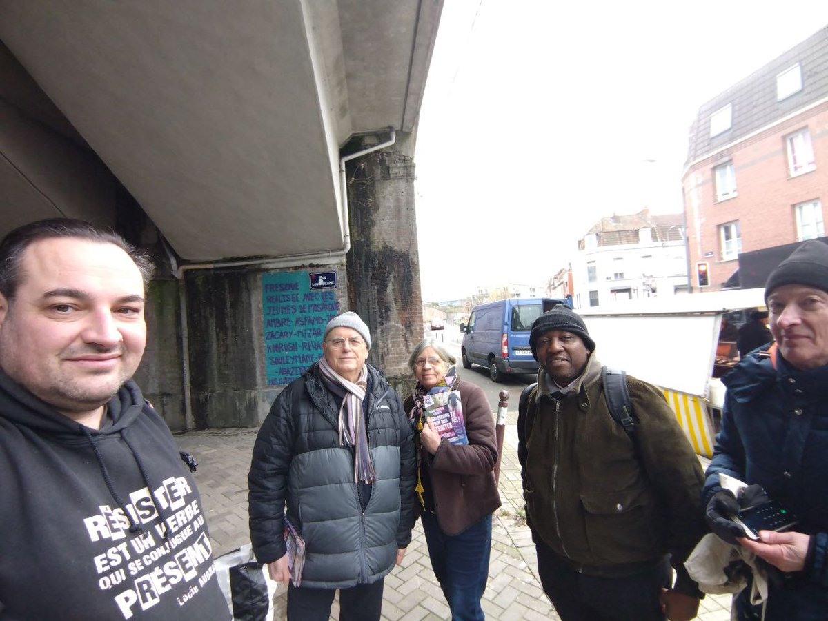 MariBoucknooghe's tweet photo. 🟣 Les copains en forces auprès des fivois.e.s au marché de #caulier ce matin pour parler #ReformesDesRetraites. Encore un très bon accueil

📢 RDV pour la #greve31janvier Porte de Paris à 14h30 et ce jeudi 2 février au #PalaisSaintSauveur à 18h30 en présence de @Clemence_Guette https://t.co/MLtOiPRRMF