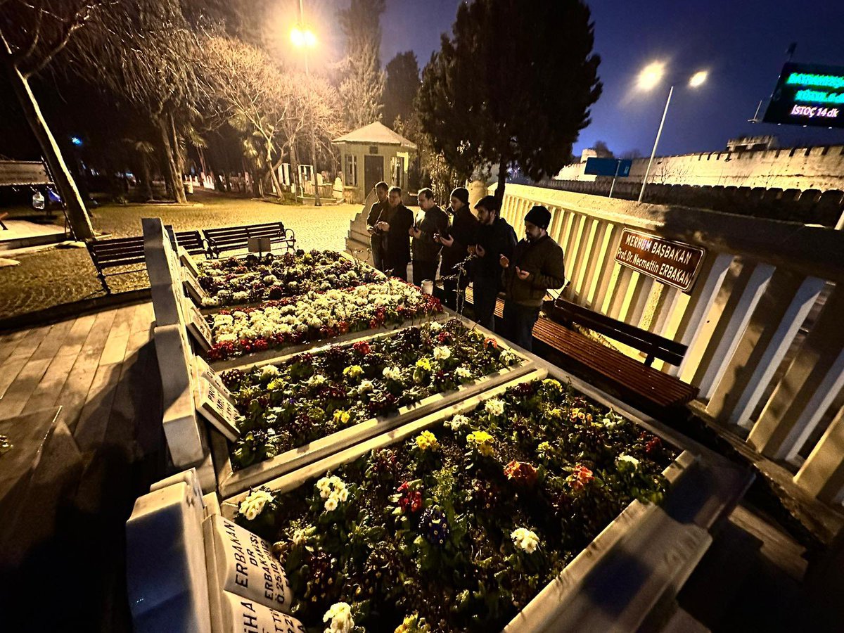 Hiç bir makam, mevki hırsı, ihtirası ve beklentisi olmadan düştük yollara. Tıpkı “Ne Yaptıysam Allah Rızası İçin Yaptım” diyen Merhum Erbakan Hocamız gibi. 
Mekanı cennet, makamı âli olsun inşallah..