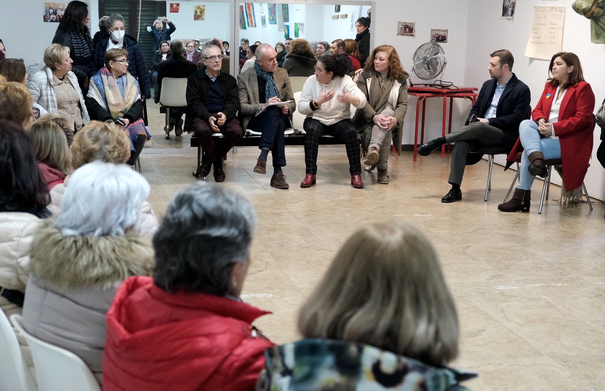 antoniomunozsev's tweet photo. En Cerro-Amate es fundamental el trabajo que realizan entidades como la asociación de mujeres de Parque Amate.  Participaron activamente en la apertura en 2022 del primer CIAM del barrio y ahora vamos a coordinar con ellas su uso para realizar actividades y punto de encuentro. https://t.co/fd8gfYIIjC