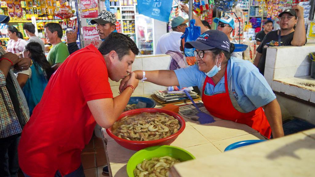 JDanielVillao's tweet photo. Gracias a las y los comerciantes santaelenenses, por las muestras de cariño y respaldo; tengan por seguro que junto a María Del Carmen, apoyaremos la reactivación económica e impulsaremos el comercio local en la capital de la provincia. 🤝🏻🚩 #RC5 #MPCG61 https://t.co/7XsUT0DeGT