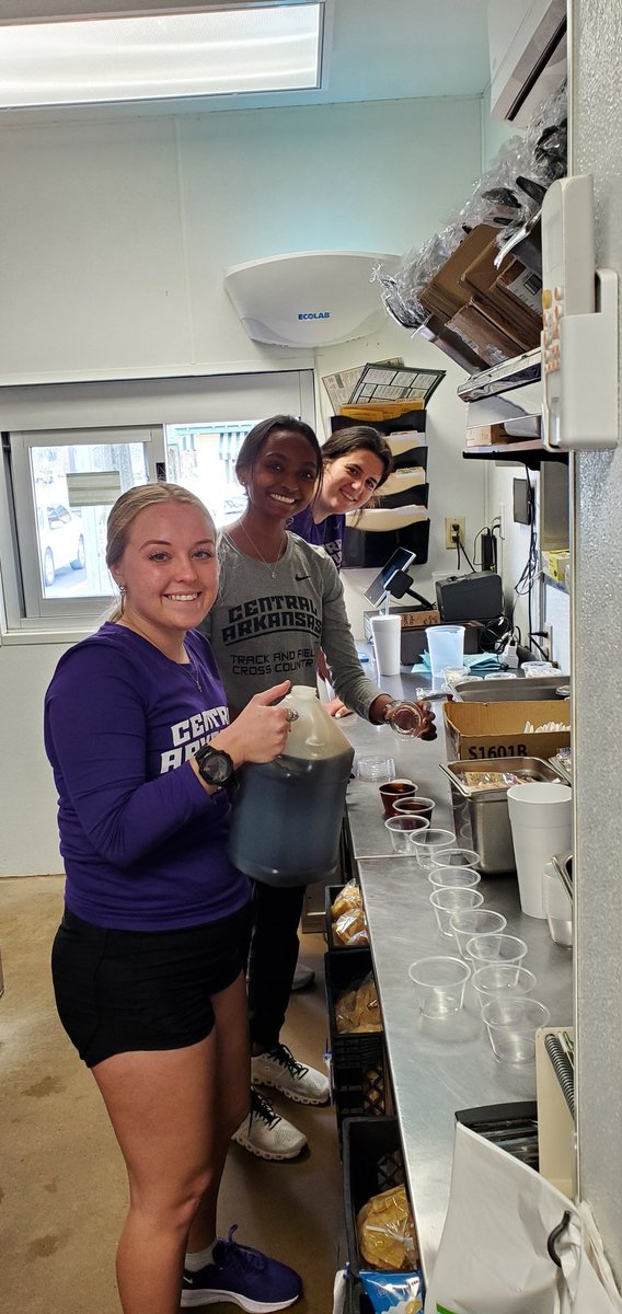 UCA_SAAC's tweet photo. Last shift for the SAAC Pancake Breakfast @Stobys is @UCAXCTF! They get to serve &amp; then clean up duty! https://t.co/Op2zAB0MsG