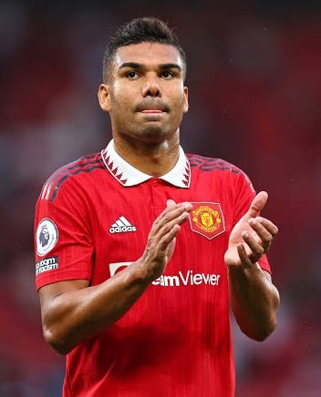 cherrymcfc's tweet image. Who is clear?🤔

❤ for Casemiro         🔄 for Rodri