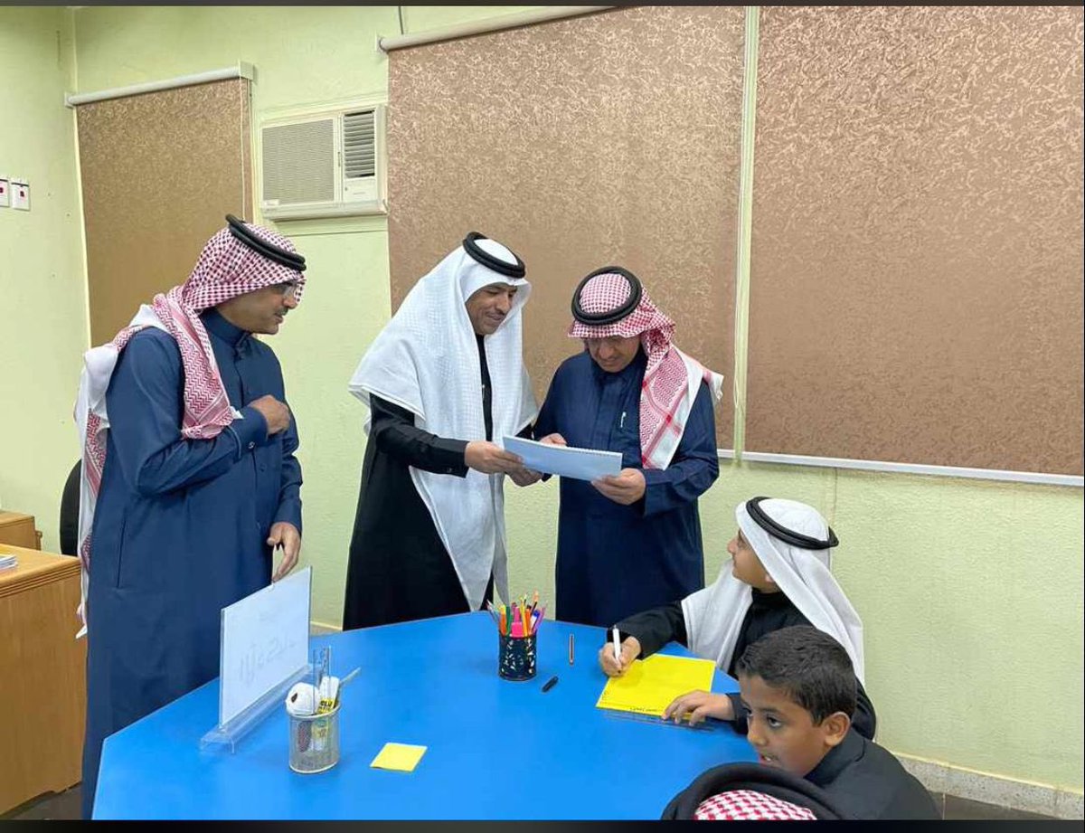 زار معالي #وزير_التعليم مدرسة فلسطين الابتدائية بسكاكا، وأشاد بجهود منسوبي المدرسة، متمنياً التوفيق والنجاح لأبنائه الطلاب، بحضور المدير العام لإدارة #تعليم_الجوف