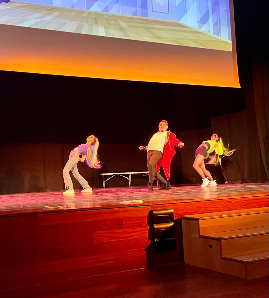 TalaveraAyto's tweet photo. 🩰Para el #Ayuntamiento de #TalaveraDeLaReina ha sido un placer acompañar a #SerMove en la gala solidaria #SueñoDeAmor en el #CentroCultural #RafaelMorales, a cargo de la Escuela #BeDance. Fantástico ver cómo han disfrutado del baile estas niñas y niños de la mano de Adrián. https://t.co/ViQ2837pxD
