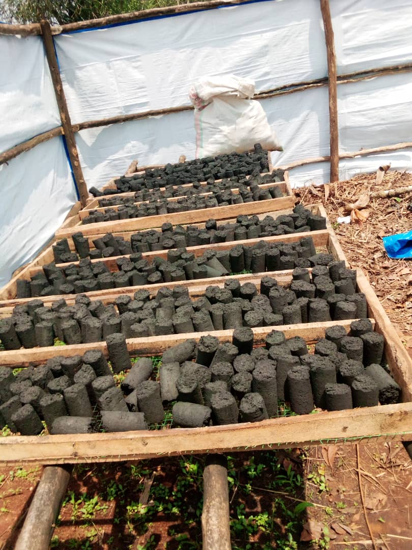 CnjbRutana's tweet photo. Turakeje cane indongozi za @CNJB_MUSONGATI hamwe n'urwaruka rwo muri iyo Commune kuba bariko bashira mu ngiro umugambi bashize imbere wo guhingura amakara avuye mu mwavu bashigikiwe na @PAEEJ_Burundi. Duhamagariye Abarundi bose kwijukira gukoresha ayo makara kuko ameze neza cane. https://t.co/dcAlzvmob1