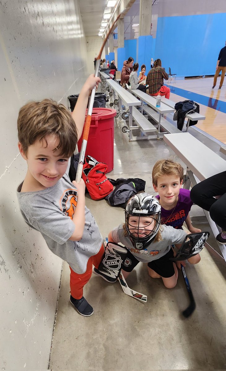 MatthewOachs's tweet photo. What do you do when your sisters have a @mba_spuds tournament and you're a @MHDHockeyHub kid? Bring the knee hockey gear and find a spot of course! #PuckIsLife https://t.co/1RyK6DNUtV