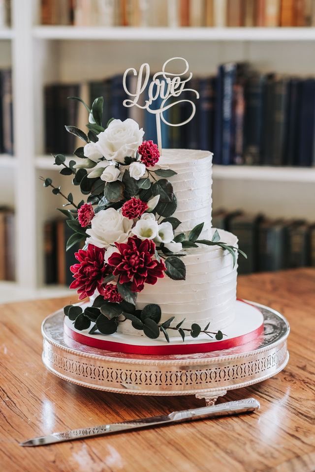 Thank you to Aaron at Ovis Photography  for sharing these amazing pictures of this beautiful cake I made for Namita's wedding at Chilston Park Hotel last September.

I love them, Thank you so much.

 #sugarfloristy #sugarfloristry #sugarflorist #instaweddings #wowweddingcakes