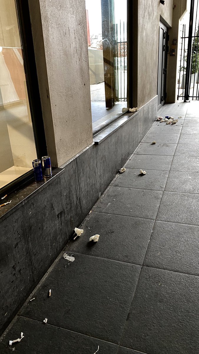 charlesdebrux's tweet image. A dix mètres de l’entrée d’un hôtel cinq étoiles…Op 10m van de ingang van een vijfsterrenhotel. Brussels klasse. La classe Bruxelloise quoi 🤭 #brussel #Bruxelles #bashing 😑