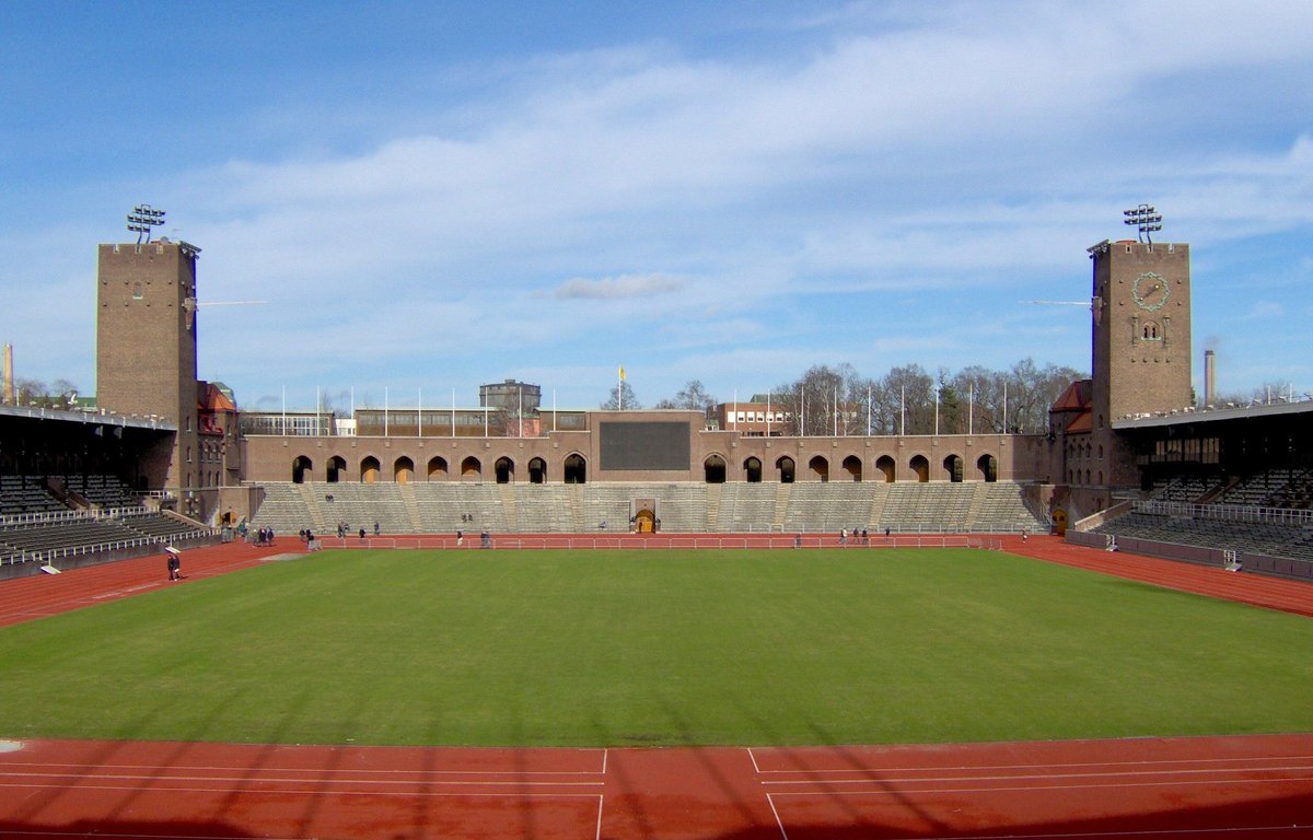 Tradicionalmente, una pista de atletismo es roja, con 8 calles, ovalada y de tartán como el Estadio Olímpico de Estocolmo (Suecia), pero...

No siempre es así. Dentro hilo 🧵