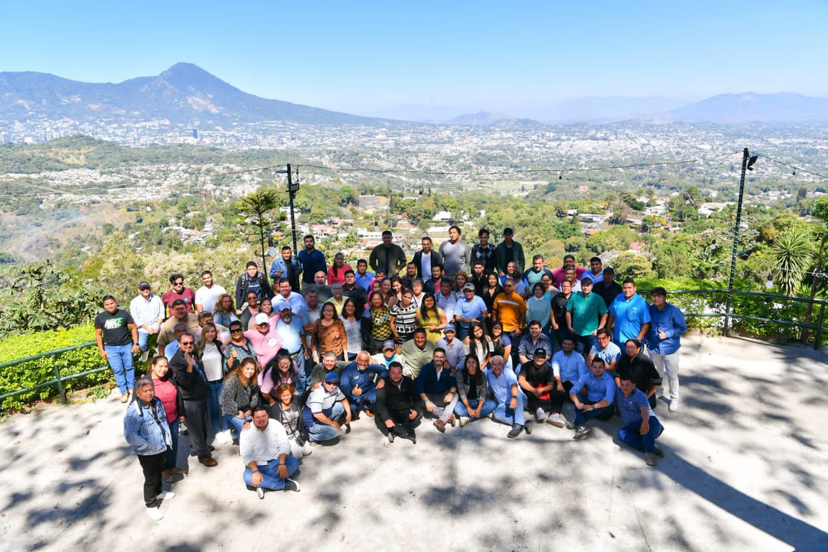 frangaray's tweet photo. Esta mañana nos reunimos junto a mis amigos @Elisa_Rosalesv, @EfraGuatemala, @RaymondFVA y @MonicaFuentesSV, con líderes y lideresas de los seis distritos del municipio de San Salvador, a quienes agradecimos el trabajo realizado en cada una de sus comunidades, colonias, barrios. https://t.co/iQ6q4SUUXc