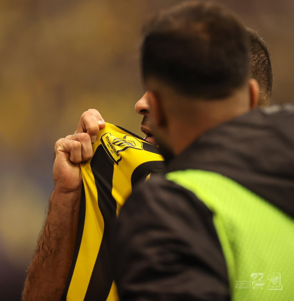 لماذا تحبه ؟ لمثل هذه الليالي .. من لحظة توقيعه و انا اعلم انه سيقودنا للذهب .. جوعه للفوز و الثقة التي يعطيها لمن معه هي كل ما كان ينقصنا للعودة للمنصات .. 

هذه الاولى فقط .. و بإذن الله البقية ستأتي ..