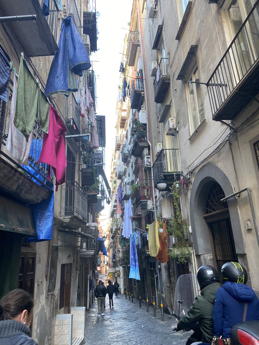 そして今日は他の友達も合流して Napoli sotterranea #ナポリ の地下都市遺跡見学。たくさん歩いたので少し疲れましたが、楽しい週末でした。
#イタリア生活