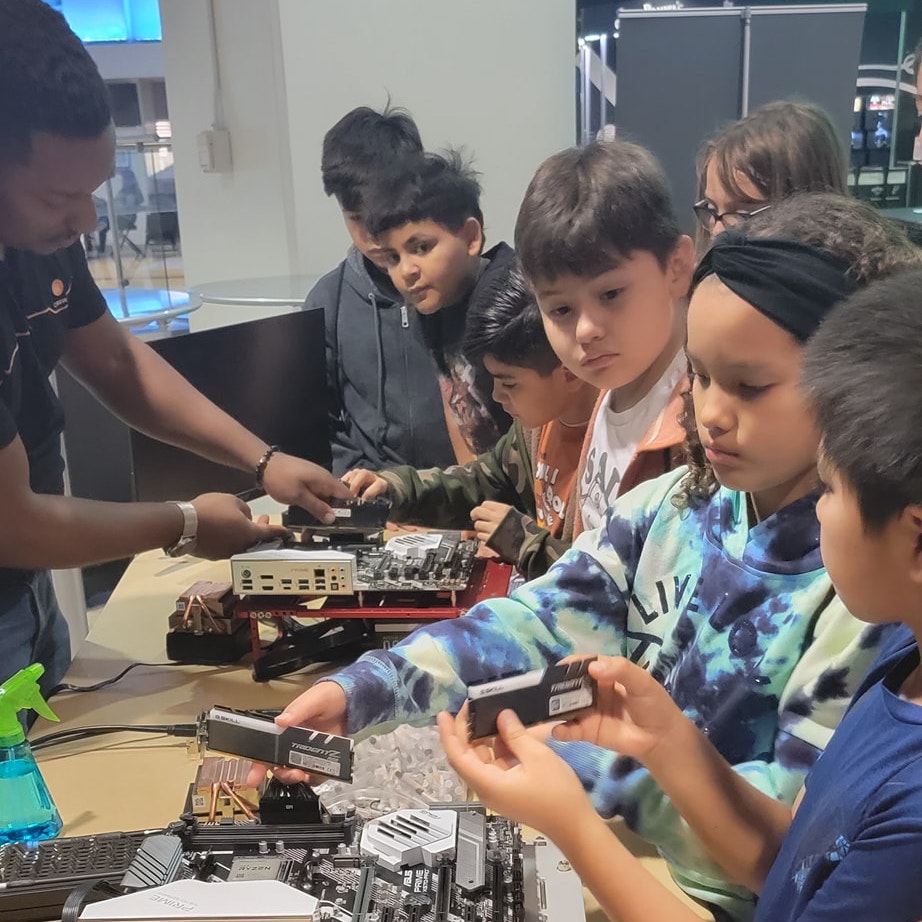 The <a href="/SchenckSAISD/">Schenck Elementary, SAISD</a> robotics team had the opportunity to attend the Spurs STEM Fest last week. 

#SAISDFamilia #SAISDProud

El equipo de robótica de Schenck Elementary tuvo la oportunidad de asistir al Festival de STEM de los Spurs la semana pasada.