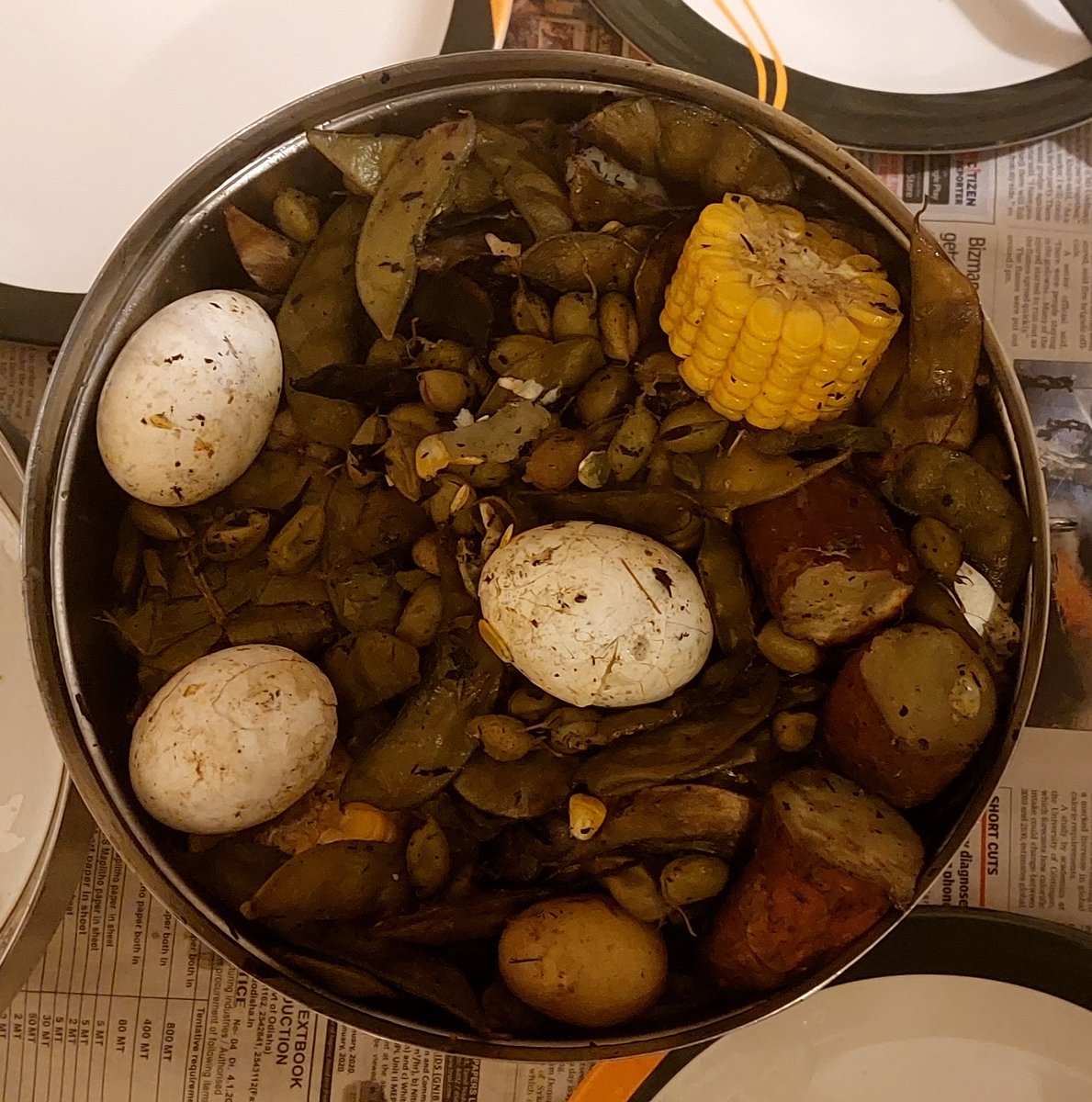 basenjimomcom's tweet photo. RT @pallavi_pinge: Tiz the Popti season in Raigad district. This time of the year, Dec-Mar, Vegs and/or meat are cooked in an earthenware pot in bamburdi leaves & enjoyed by family & friends.
#poptidish
#seasonalfoods
#raigad
#healthyfood
#sundayfund… https://t.co/0msMq4sVCp