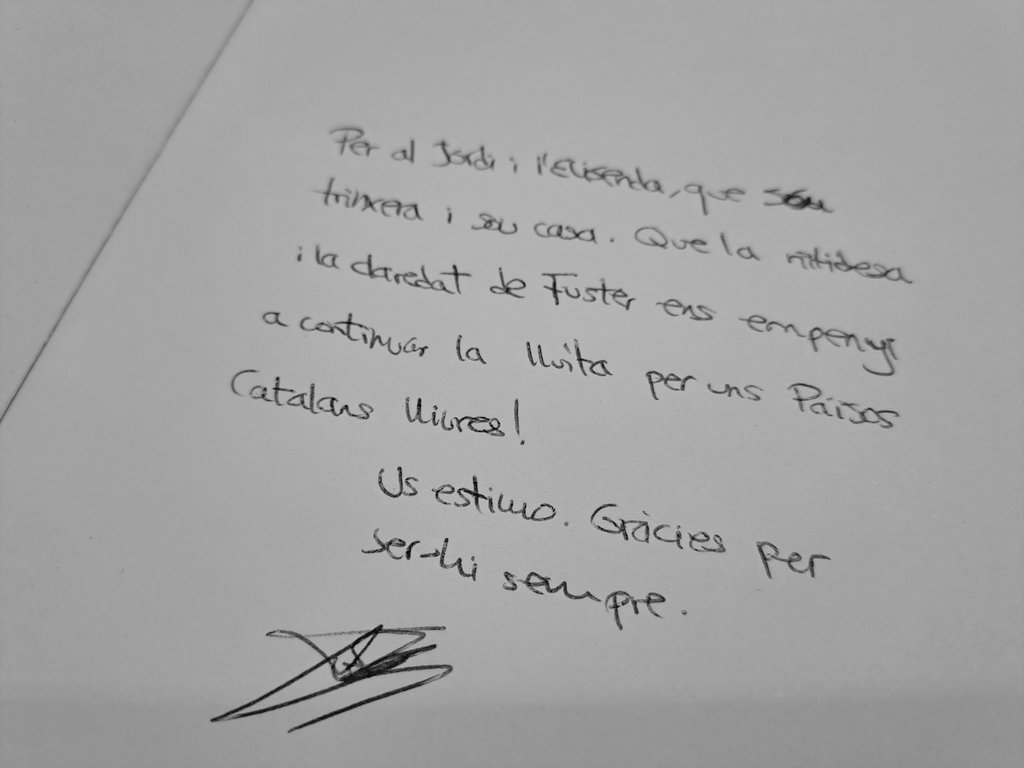 VilajoliuE's tweet photo. Quan una amiga súperestimada no para de créixer laboralment i al final li acabes demanant que et dediqui un llibre on participa 😍
#AnyFuster, l'any passat i sempre! https://t.co/0QW2btlLsw