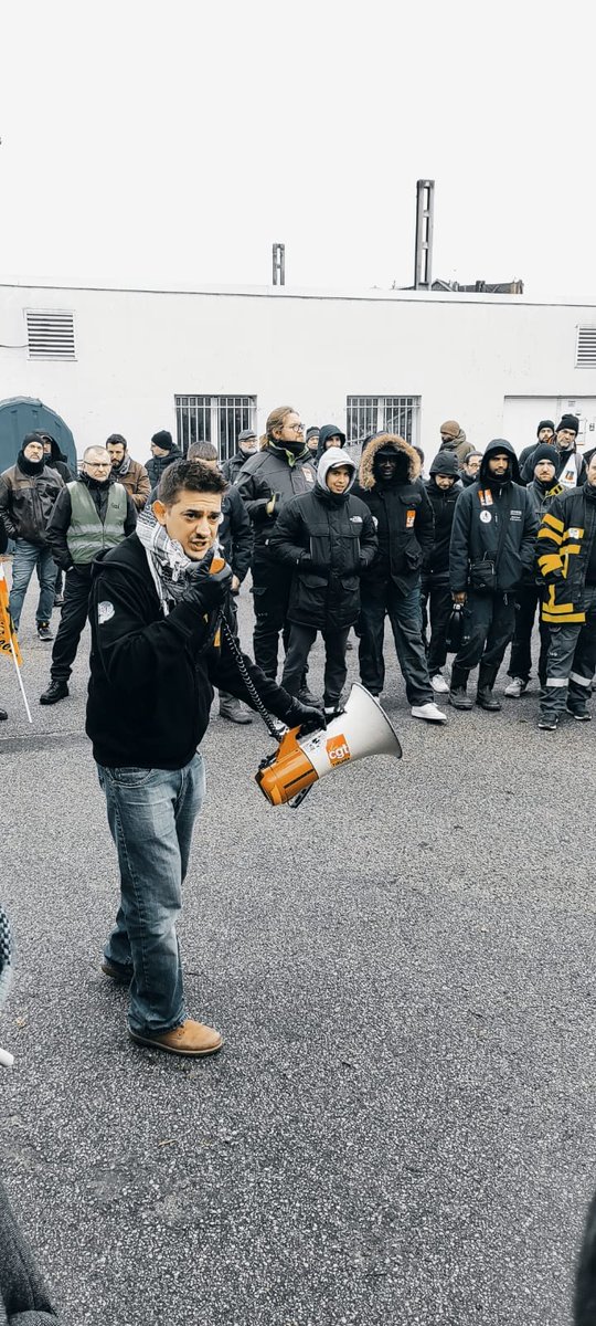 TheRealNews's tweet photo. While US bosses &amp; politicians try to make the concept of retirement a thing of the past, French workers are striking to save their pension system from neoliberal vultures. Our EIC @maximillian_alv speaks with train operator Matthieu Bolle-Reddat in Paris:
https://t.co/7mhozabjwh https://t.co/xiA1SueDQO